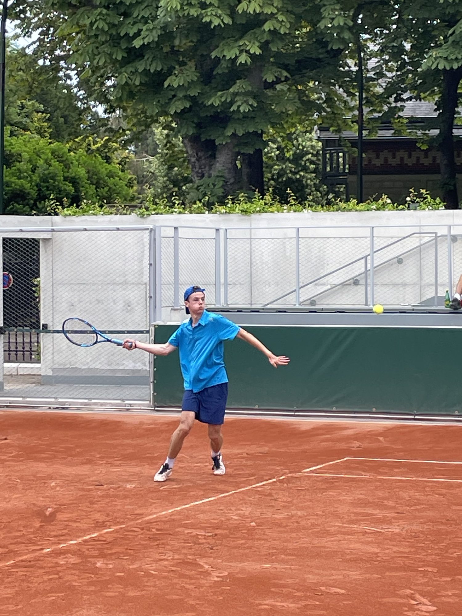 Joueur sur court en terre battue